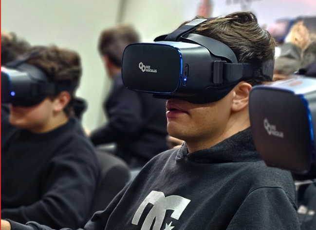 Aluno usando óculos de realidade virtual