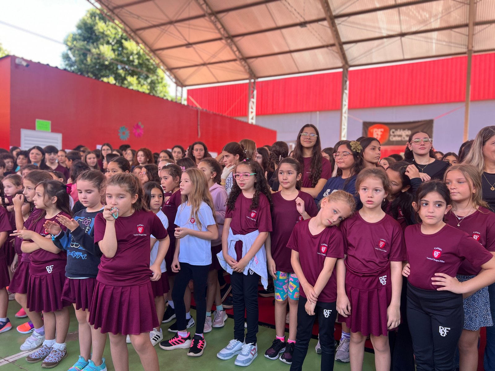 Alunas reunidas em evento escolar