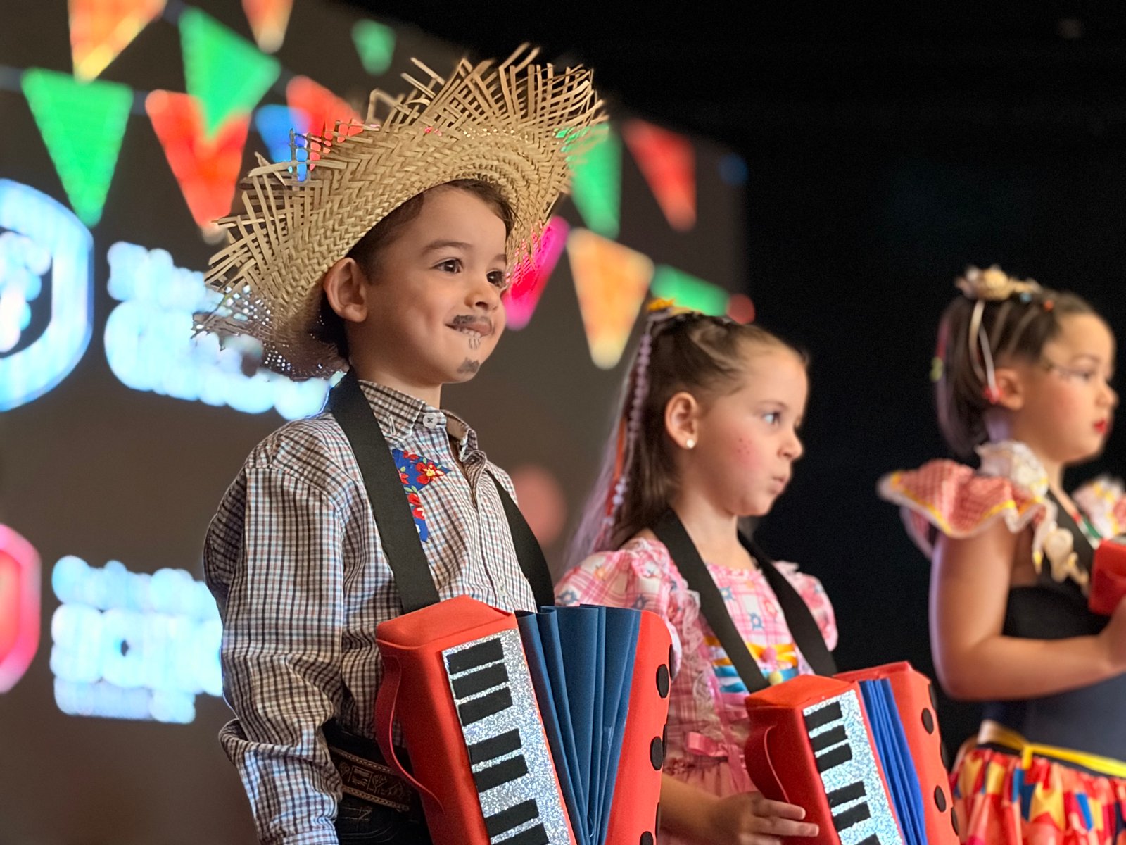 Aluno em apresentação de festa junina