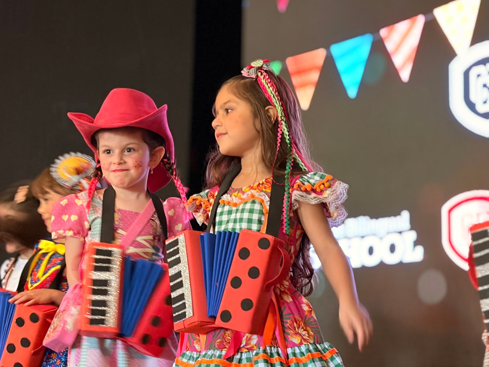 Alunas em apresentação de festa junina